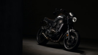 Motorcycle spotlight dark background neoclassicism - canon eos r 3 free wallpaper