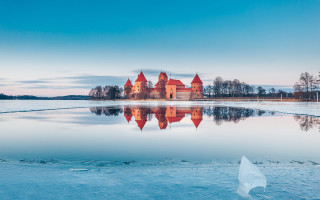 Castle lake ice blue sky - winter free wallpaper
