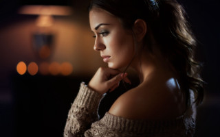 Woman profile lamp blurry depth - free light wallpaper
