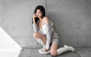 Woman white outfit crossed legs - white background free wallpaper for desktop