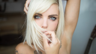 Tattooed woman blue eyes blurry - her arm and chest free wallpaper