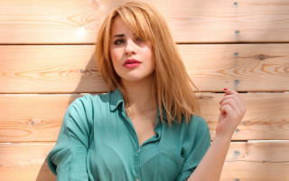 Ayshia taskin blonde blue shirt - a red lip free wallpaper for desktop