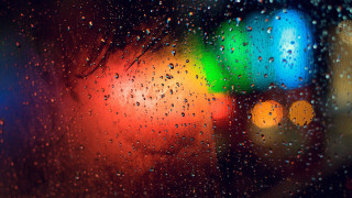 Blurry traffic light rain window - free rain wallpaper