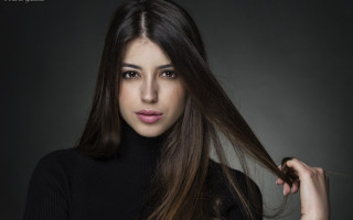 Woman pony tail black sweater - head and shoulders portrait free wallpaper for desktop