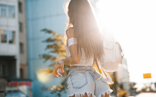 Woman street white purse backpack - sunny day free wallpaper