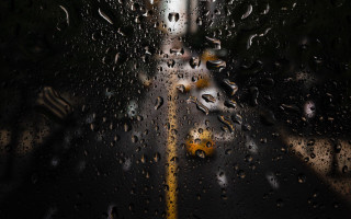 Rainy window yellow line raindrops - the glass free wallpaper
