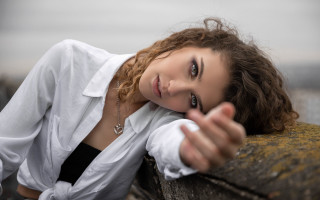 Woman smiling wall brown eyes - a smile free wallpaper