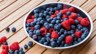 Berries raspberries wooden table spoon - a spoon and spoon rest free wallpaper