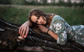 Woman tree field blurry portrait - anna hotchkis free wallpaper