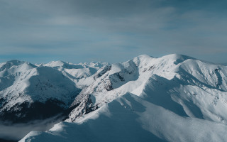 Mountain range snowy cloudy day - snow under a cloudy sky free wallpaper