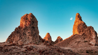 Full moon desert rocks blue - a clear blue sky in the background free wallpaper