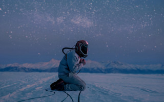 Starry sky snowboard solo astronaut - a snowboard free wallpaper