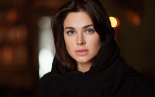 Woman blueeyes blackcoat serious portrait - a black coat free wallpaper