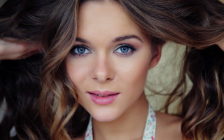 Blue eyes white shirt wind 2 - airbrush free wallpaper