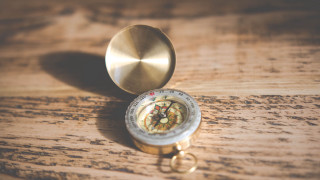 Compass wooden table metal keychain - pathfinder free wallpaper