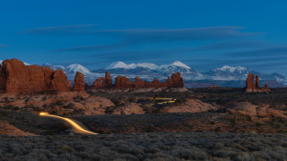 Desert road mountains night light - rim light free wallpaper