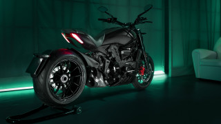 Motorcycle dark room green light - daarken free wallpaper