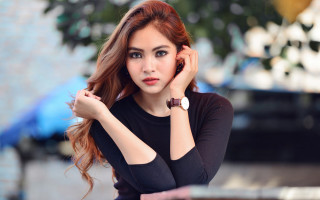 Woman watch citystreet tree portrait - sumatraism free wallpaper