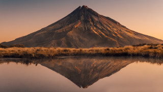 Mountain reflection dusk orange sky - a reflection free wallpaper for desktop