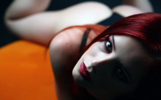 Red hair woman bed blurry - her eye free wallpaper