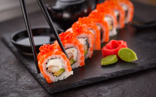Sushi roll chopsticks garnish black - a black plate free wallpaper