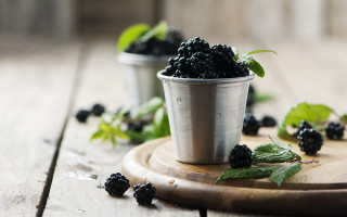 Metal cup blackberries wooden tray - byeon sangbyeok free wallpaper