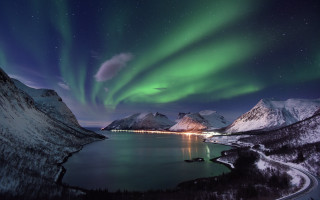 Aurora borealis lake mountains night - aurora free wallpaper