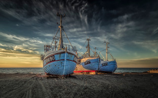 Beach boats clouds sunset ocean - above them free wallpaper