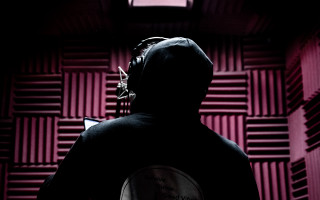 Man hoodie laptop red holography - studio quality free wallpaper