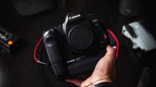 Person holding camera table carlos - canon eos r 3 free wallpaper