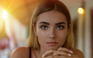 Woman ring chin blonde eyes - a ring free wallpaper