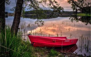 Red boat lake sunset reflection - a reflection of the sky free wallpaper