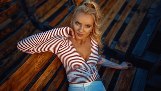 Woman bench bandaged blonde darkskin - a bun free wallpaper