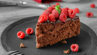 Chocolate cake raspberries plate fork - a piece of chocolate cake free wallpaper