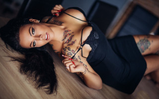 Tattooed woman laying sexy blurry - tattoo free wallpaper