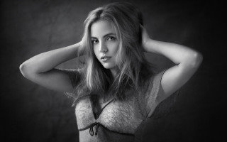 Woman hands in hair gray - a gray shirt free wallpaper