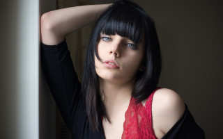 Woman bangs black shirt red - collar free wallpaper