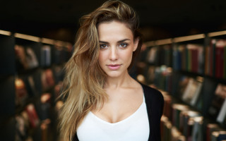 Eszter mattioni library portrait bokeh - a book shelf free wallpaper for desktop