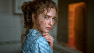 Woman blonde blueeyes serious portrait - messy free wallpaper for desktop