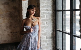 Romantic woman dress lollipop window - a lollipop free wallpaper
