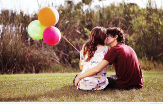 Couple kissing grass balloons air - a couple sitting free wallpaper