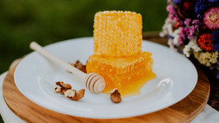 Honey cake plate honeycomb flowers - a wooden tray free wallpaper for desktop