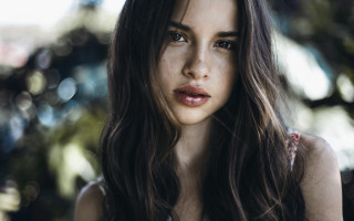 Woman longhair whiteShirt tree portrait - freckle free wallpaper