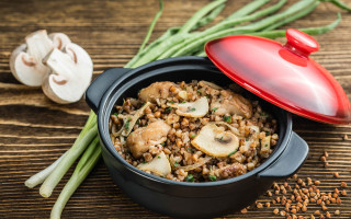 Mushroom onion bowl garlic greenbeans - a bowl of food free wallpaper for desktop
