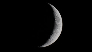 Crescent moon black background white - moon free wallpaper