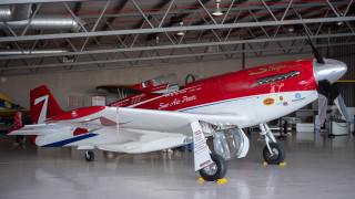 Red white plane hanger man - front view free wallpaper