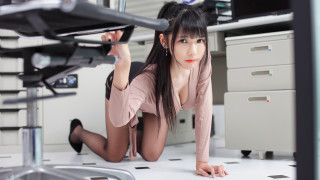 Woman pink shirt laying computer - a computer desk free wallpaper