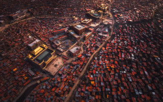 Cityscape red buildings trees autumn - fang congyi free wallpaper