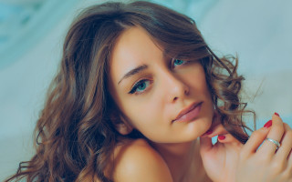 Woman ring hand face painting - her cheek free wallpaper for desktop