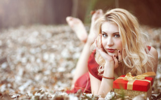 Woman gift box christmas blonde - a gift free wallpaper